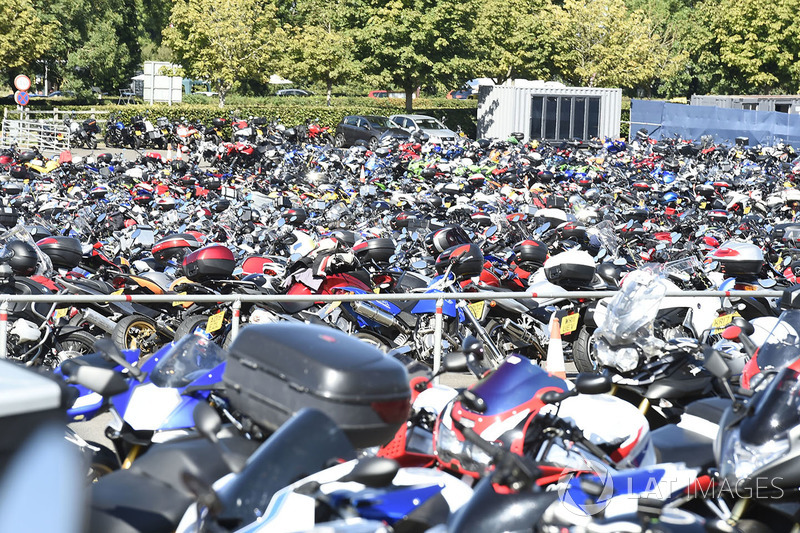 Parkiran motor di Silverstone
