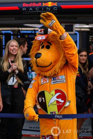 Max Verstappen, Red Bull Racing fan in Lion costume