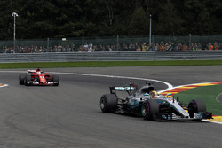 Lewis Hamilton, Mercedes-Benz F1 W08 e Sebastian Vettel, Ferrari SF70H