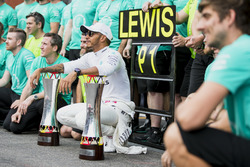 Il vincitore della gara Lewis Hamilton, Mercedes AMG F1, festeggia con il team Mercedes