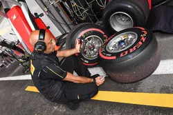 Ingeniero de Pirelli y los neumáticos Pirelli
