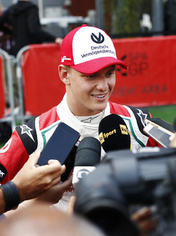 Mick Schumacher viene intervistato