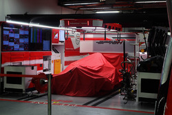 Ferrari nel garage sotto il telo