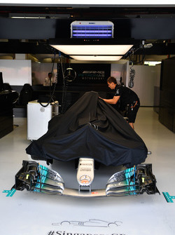 Mercedes AMG F1 W08, sotto i teli nel garage