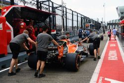 McLaren mechanics, McLaren MCL32 in pit lane