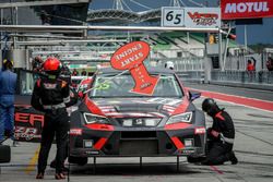 Pit stop, #65 Viper Niza Racing, Seat Leon TC: Douglas Khoo, Naoto Takeda, Takuya Shirasaka, Ate Dir