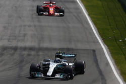 Valtteri Bottas, Mercedes AMG F1 W08, Sebastian Vettel, Ferrari SF70H