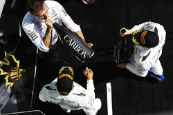 Lewis Hamilton, Mercedes AMG F1, viert op het podium met Valtteri Bottas, Mercedes AMG F1