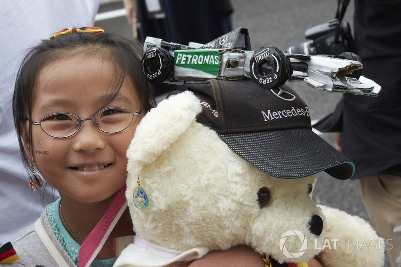 Юная болельщица Mercedes AMG F1
