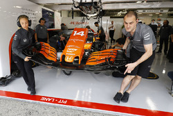 The McLaren team work on the car of Fernando Alonso, McLaren MCL32
