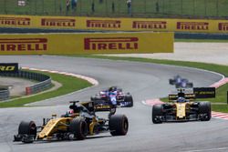 Nico Hulkenberg, Renault Sport F1 Team RS17 et Jolyon Palmer, Renault Sport F1 Team RS17