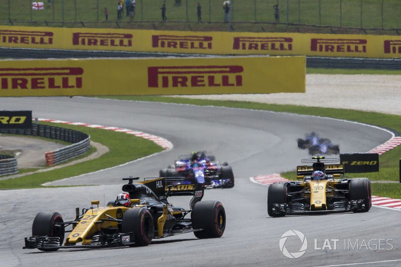 Nico Hulkenberg, Renault Sport F1 Team RS17 et Jolyon Palmer, Renault Sport F1 Team RS17