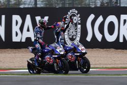 Il secondo classificato Alex Lowes, Pata Yamaha, dà un colpetto sulla testa al terzo classificato Michael van der Mark, Pata Yamaha