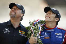Winner Takuma Sato with team owner Michael Andretti, Andretti Autosport Honda