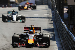 Daniel Ricciardo, Red Bull Racing RB13, Valtteri Bottas, Mercedes AMG F1 W08