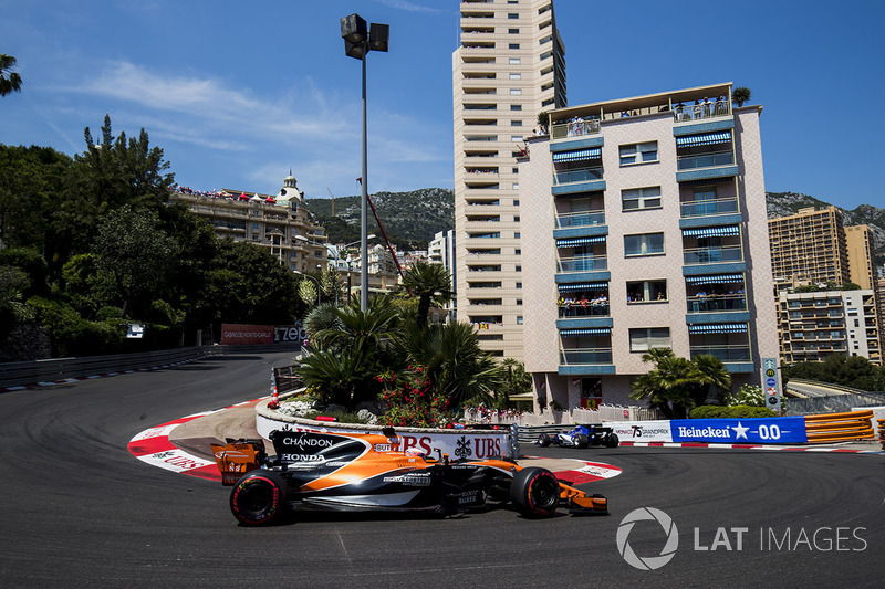 Jenson Button, McLaren MCL32 (1 abandono)