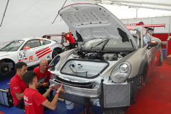 Porsche 911 GT3 Cup di Reggiani in riparazione