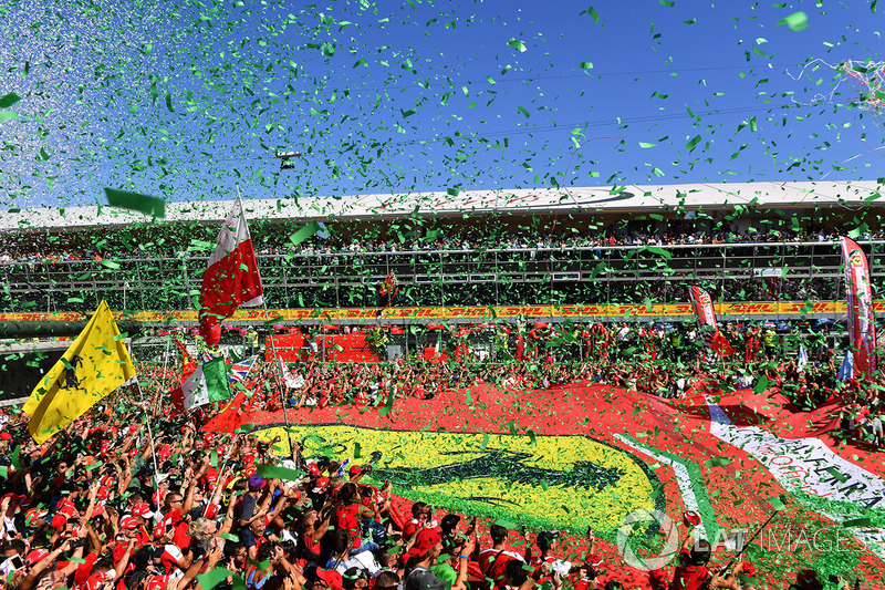 Bendera raksasa Ferrari