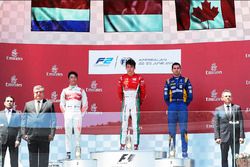 Podium: winnaar Charles Leclerc, PREMA Powerteam, tweede Nyck De Vries, Rapax, derde Nicholas Latifi