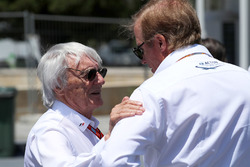 Bernie Ecclestone, Danny Sullivan, FIA Steward