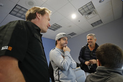 Fernando Alonso in the Honda Performance Development simulator with Engineer Eric Bretzman and Gil de Ferran