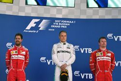 Podium: racewinnaar Valtteri Bottas, Mercedes AMG F1, tweede plaats Sebastian Vettel, Ferrari, derde