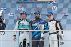 Il podio di Gara 2 con il secondo Jean-Karl Vernay, Leopard Racing, il vincitore Stefano Comini, Com