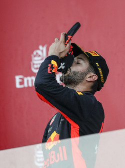 Winnaar Daniel Ricciardo, Red Bull Racing viert op het podium met een shoey en champagne