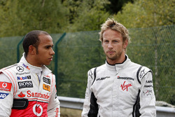 Jenson Button, Brawn GP BGP001 Mercedes, Lewis Hamilton, McLaren MP4-24 Mercedes, ilk turda Les Comb