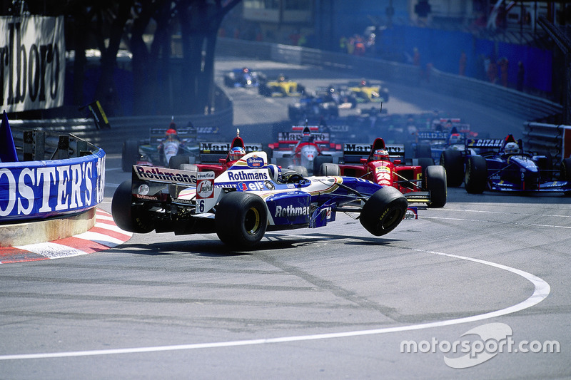 1995 - Acidente na largada: David Coulthard, Williams-Renault, e as Ferraris de Gerhard Berger e Jean Alesi