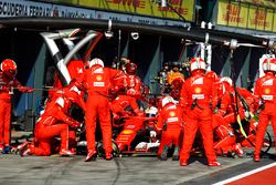 Sebastian Vettel, Ferrari SF70H, hace un pit stop