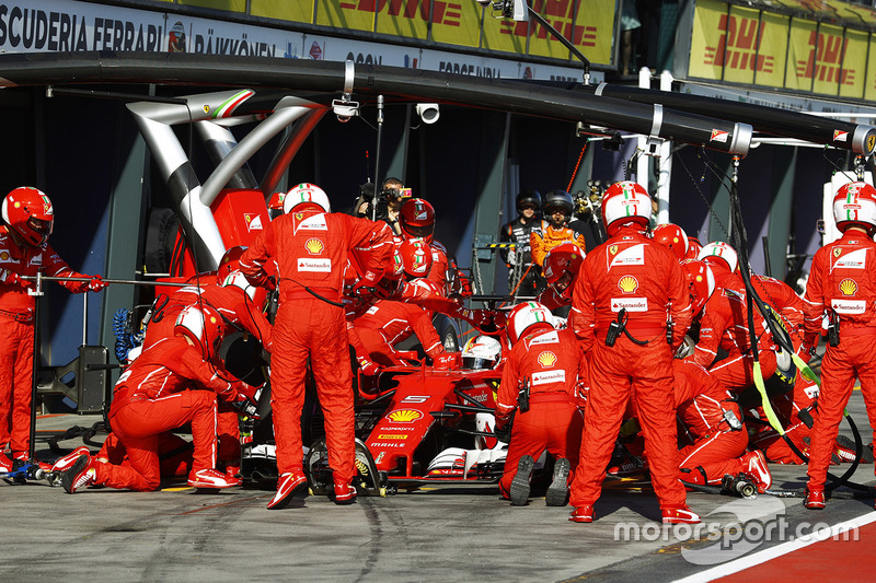 Sebastian Vettel, Ferrari SF70H, hace un pit stop