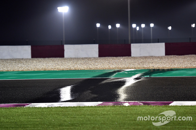 Regen am Losail International Circuit in Katar