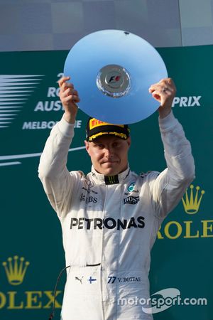 Podium: 3. Valtteri Bottas, Mercedes AMG, mit Trophäe