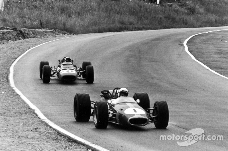 Джек Брэбем, Brabham BT24-Repco, впереди Криса Эймона на Ferrari 312