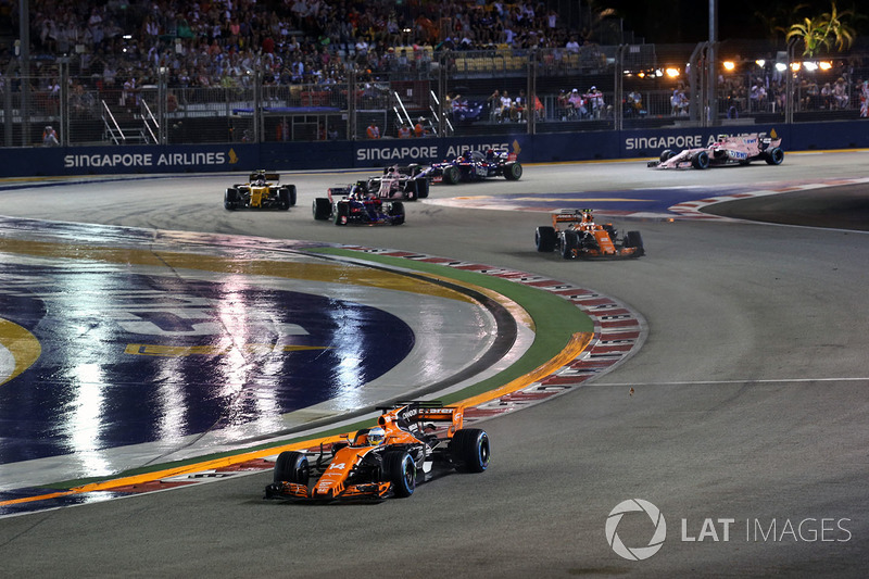 Fernando Alonso, McLaren MCL32 at the start of the race