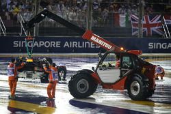 La monoposto di Max Verstappen, Red Bull Racing RB13 viene recuperata dai marshal dopo l'incidente a