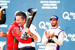 Lucas di Grassi, ABT Schaeffler Audi Sport, sur le podium avec Alejandro Agag, PDG de la Formule E