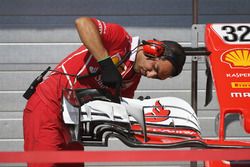 Механик Ferrari с деталями крыла машины Шарля Леклера, Ferrari SF17-JB