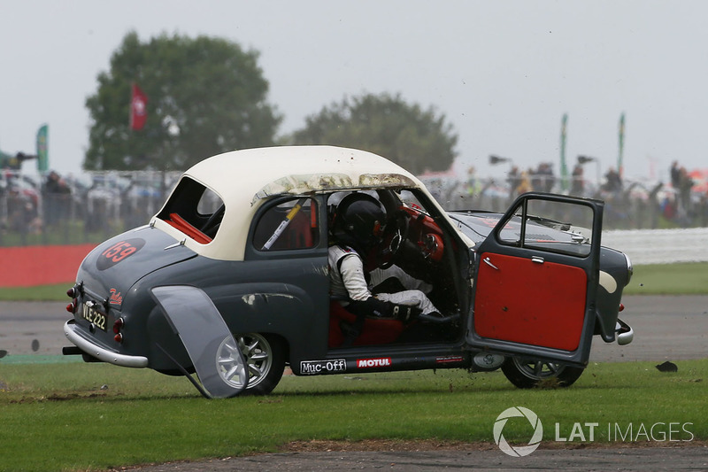 Авария: фронтмен группы AC/DC Брайан Джонсон, Austin A35