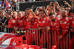 I meccanici del team Ferrari festeggiano nel parco chiuso