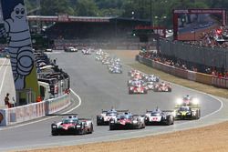 Start: #7 Toyota Gazoo Racing Toyota TS050 Hybrid: Mike Conway, Kamui Kobayashi, Stéphane Sarrazin mène