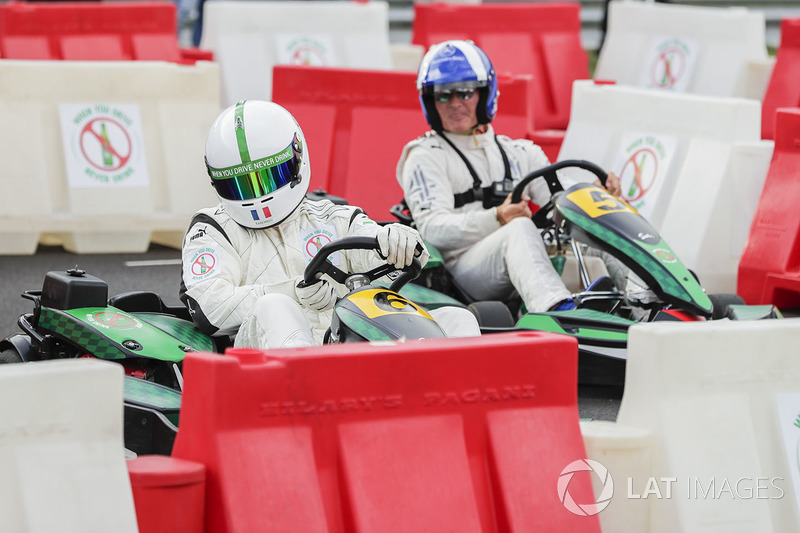 David Coulthard corre contra el futbolista Christian Karembeu en kart