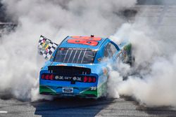 Il vincitore della gara Aric Almirola, Biagi-DenBeste Racing Ford