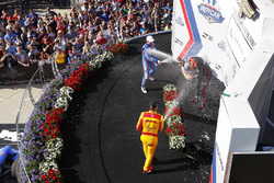 Podyum: Yarış galibi Will Power, Team Penske Chevrolet, 2. Scott Dixon, Chip Ganassi Racing Honda, 3