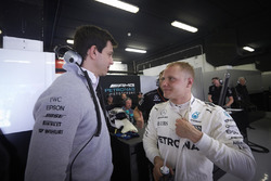Совладелец и исполнительный директор Mercedes AMG F1 Тото Вольф и гонщик команды Валттери Боттас