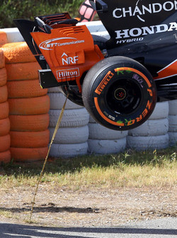 The car of Fernando Alonso, McLaren MCL32 is recovered in FP1
