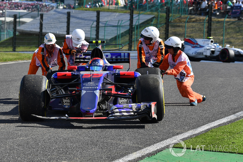 Carlos Sainz Jr., Scuderia Toro Rosso STR12 retires from the race