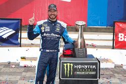 Ganador de la carrera Martin Truex Jr., Furniture Row Racing Toyota