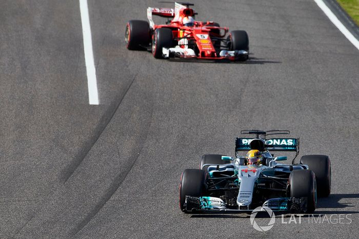  Lewis Hamilton, Mercedes AMG F1 W08, Sebastian Vettel, Ferrari SF70H